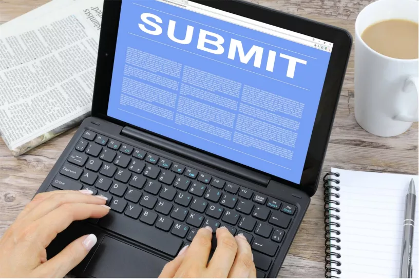 Auf einem Laptop-Bildschirm steht „SUBMIT“