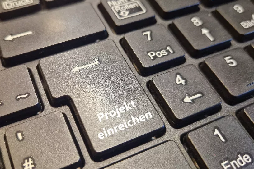 Tastatur mit Button "Projekt einreichen"