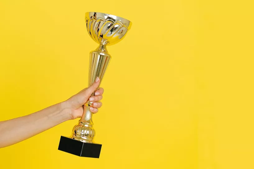 Hand hält Pokal