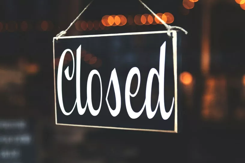 Ein Türschild mit dem Schriftzug „Closed“.