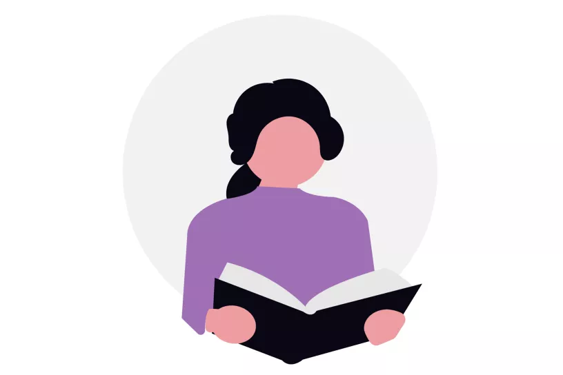 Person hält ein offenes Buch