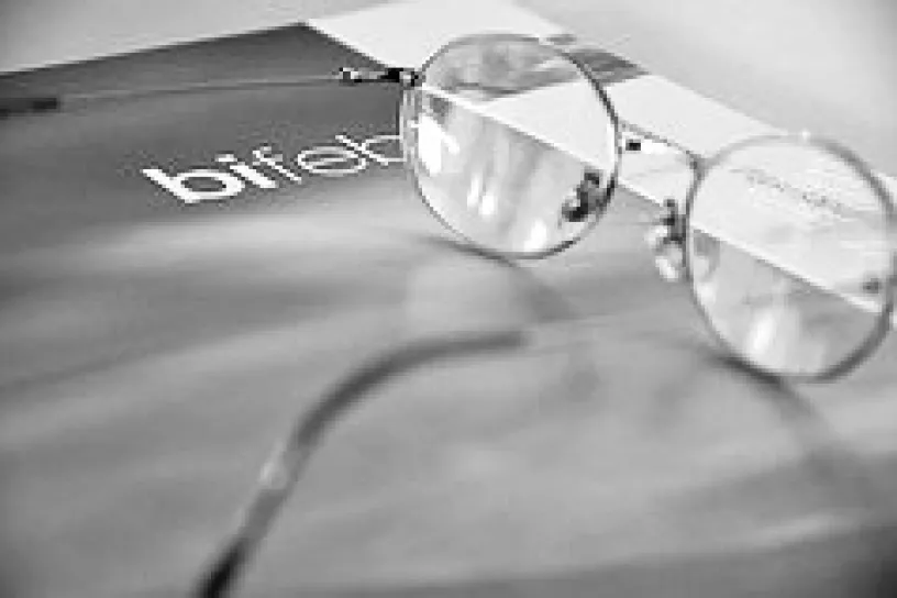 Bildung im Alter_Brille bifeb