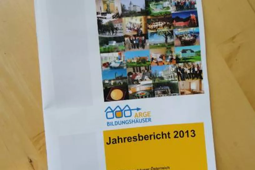 ARGE Bildungshäuser Jahresbericht 2013 auf Tisch liegend