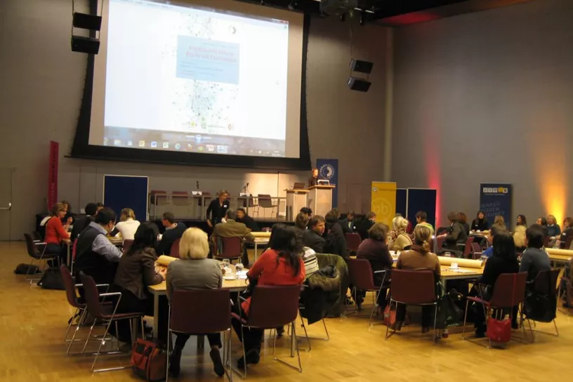 NIC Interkulturelle Konferenz 2012 - Aufnahme von Publikum und Projektionsfläche