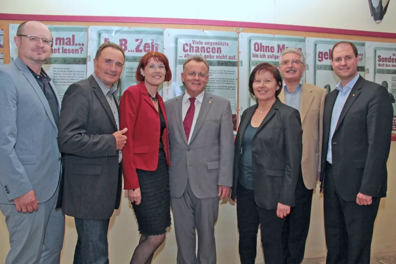 45 Jahre VHS Burgenland: Es gratulierten und blickten zurück auf 45 Jahre VHS im Burgenland: Vorsitzender MMag. Markus Prenner, Landesrat Helmut Bieler, Geschäftsführerin Dr.in Christine Teuschler, Landeshauptmann Hans Niessl, Geschäftführerin Dr.in Elisabeth Deinhofer, Vorsitzender Reg.Rat Hans Spiess, Landtagsabgeordneter Mag. Christian Sagartz, BA