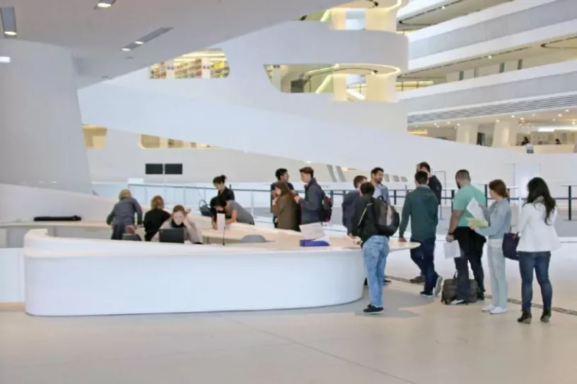 Studierende am Infoschalter | Foto: Lanz, für AMS Österreich