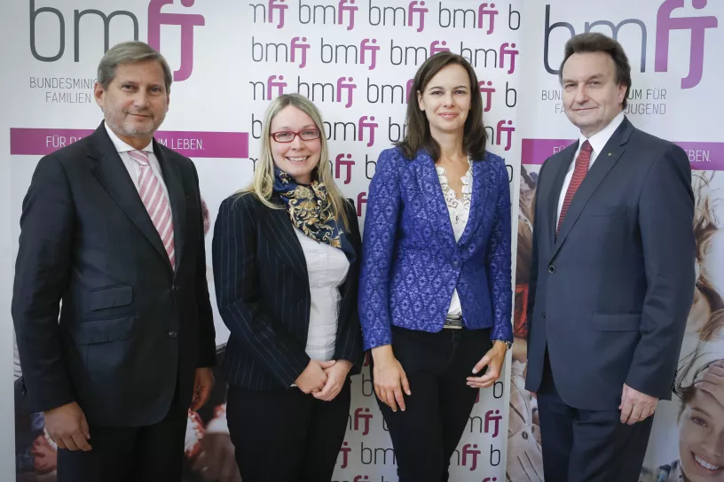 EU-Kommissar Dr. Johannes Hahn (Präsident des Rings Österreichischer Bildungswerke), Silvia Leitner (Akzente Salzburg), Familien- und Jugendministerin Dr. Sophie Karmasin und Komm.-Rat Jörg Schielin (SPAR Akademie Wien) bei einem Pressegespräch zum WIK:I Kompetenportfolio in Wien. 