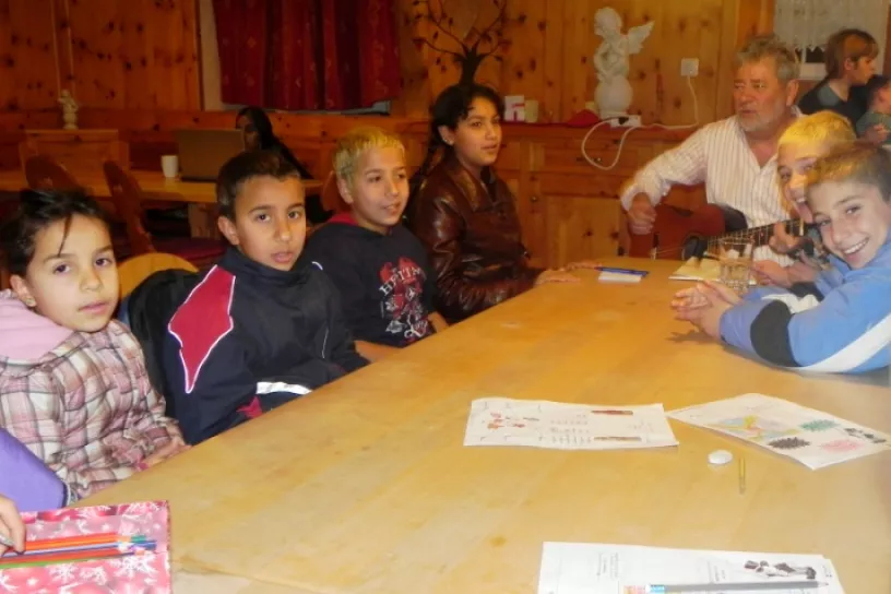 Kinder am Tisch