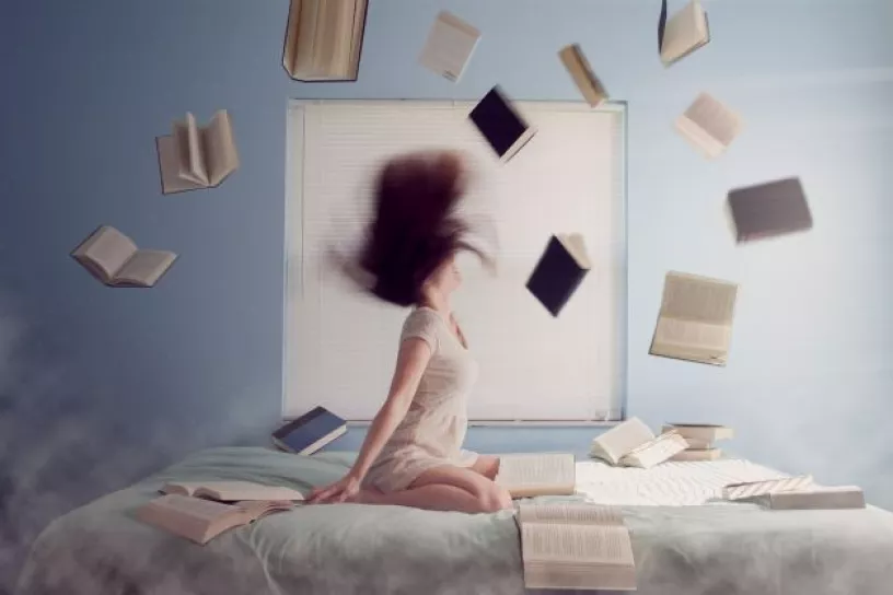 Frau mit Büchern