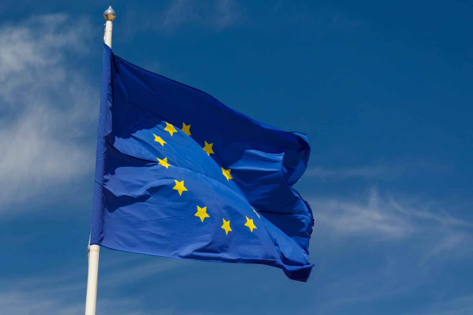 Wehende EU-Flaggen vor dem Berlaymont Gebäude der Europäischen Kommission in Brüssel, Belgien