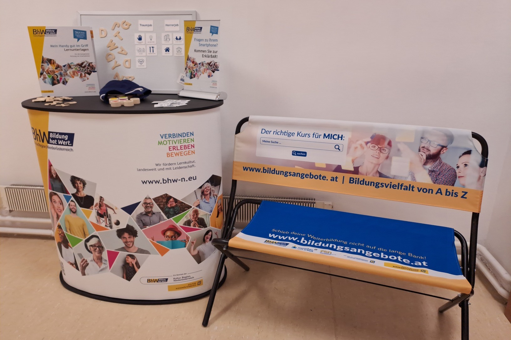 Eine Bank neben einem Messestand